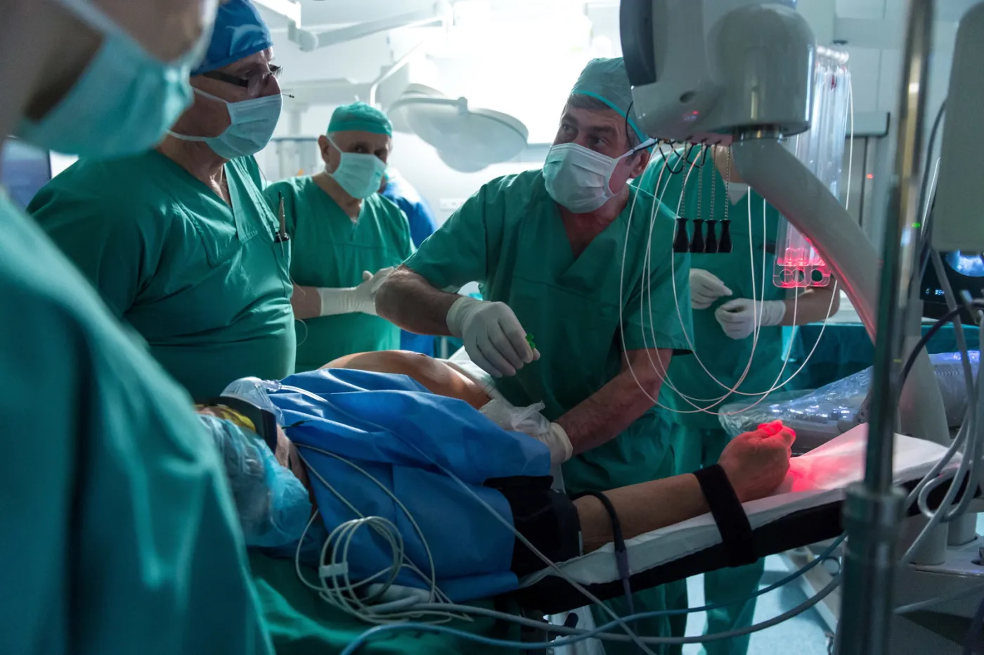 Operacja złośliwego guza wątroby przy użyciu echolasera, przeprowadzona przez polski zespół i włoskiego operatora Giovanniego Giuseppe Di Costanzo