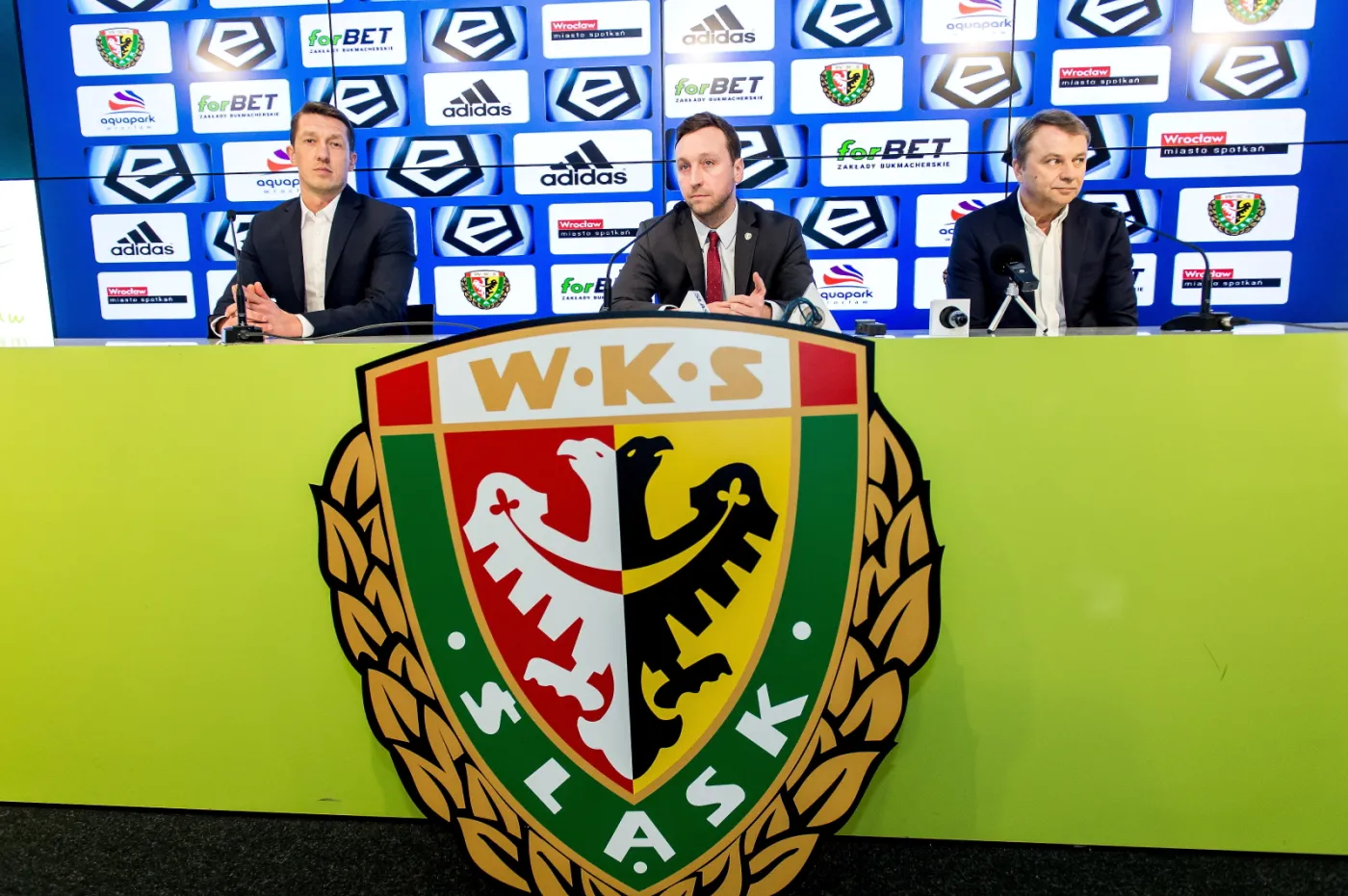 Prezes Zarządu WKS Śląsk Wrocław S.A. Marcin Przychodny (C) oraz nowy dyrektor sportowy Dariusz Sztylka (L) i nowy trener piłkarskiej drużyny Śląsk Wrocław Tadeusz Pawłowski (P)
