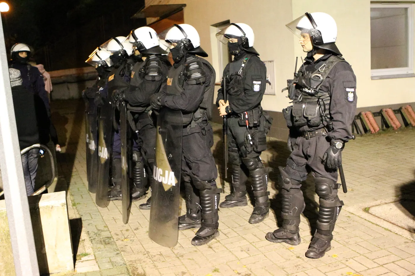 Policja przed budynkiem klubowym Pogoni Szczecin