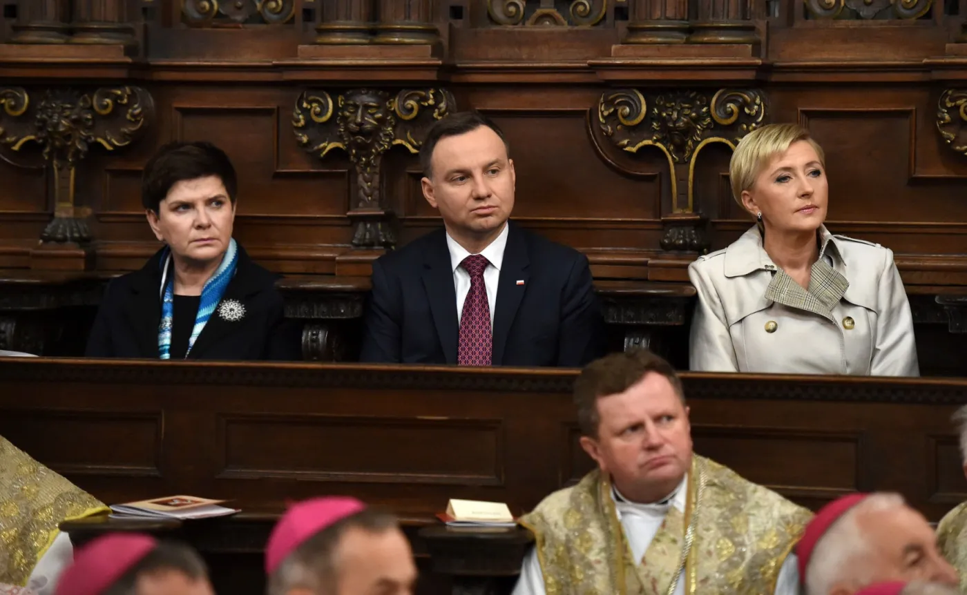 Prezydent bije rekordy popularności, zadowolona może też być premier. A komu nie ufają Polacy? Oto nowy SONDAŻ