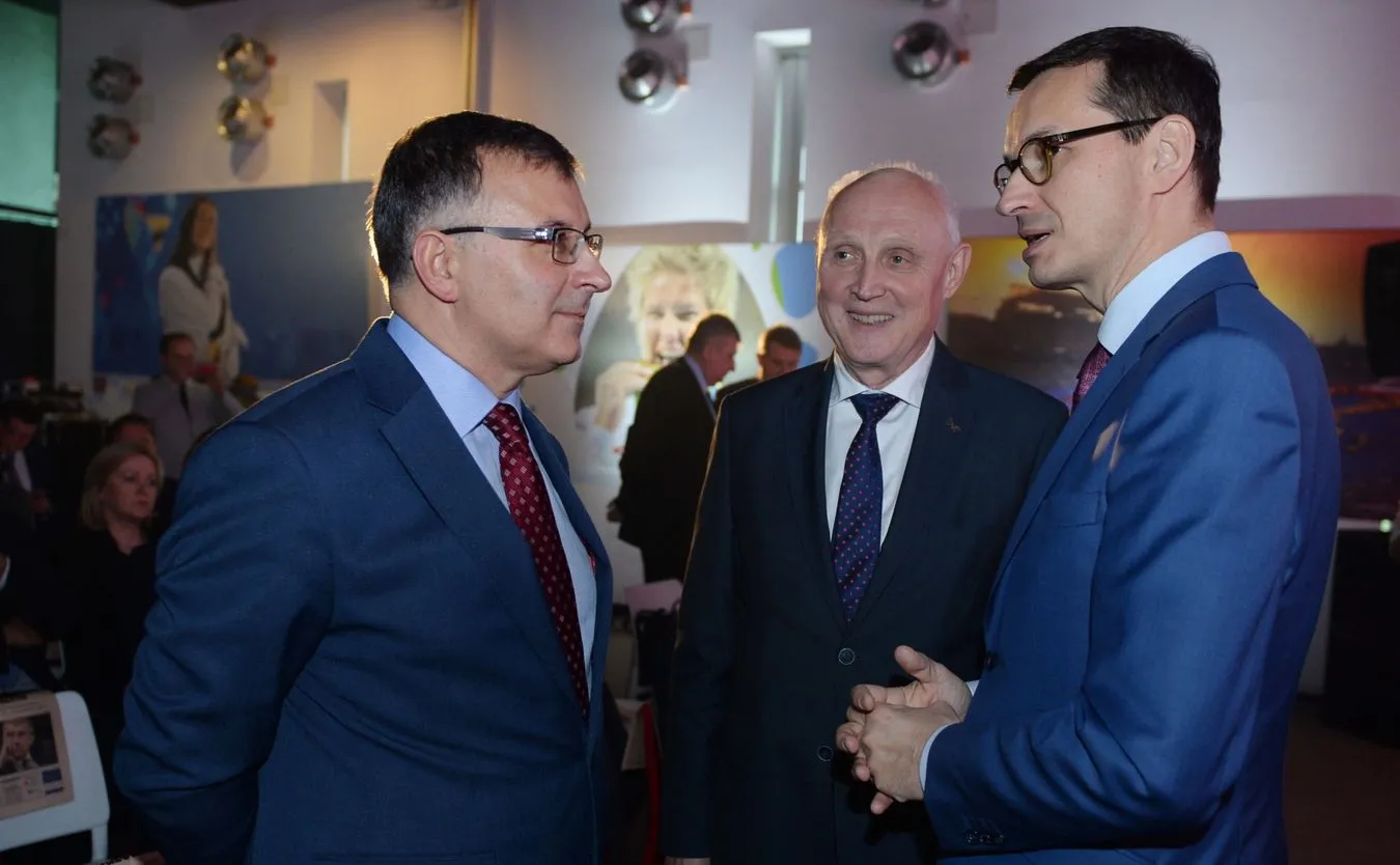Prezes Zarządu PKO Banku Polskiego S.A. Zbigniew Jagiełło, prezes zarządu PKN Orlen Wojciech Jasiński i wicepremier Mateusz Morawiecki