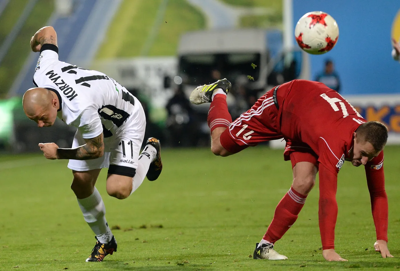 Zawodnik Sandecji Nowy Sącz Maciej Korzym (L) i Michał Koj (P) z Górnika Zabrze