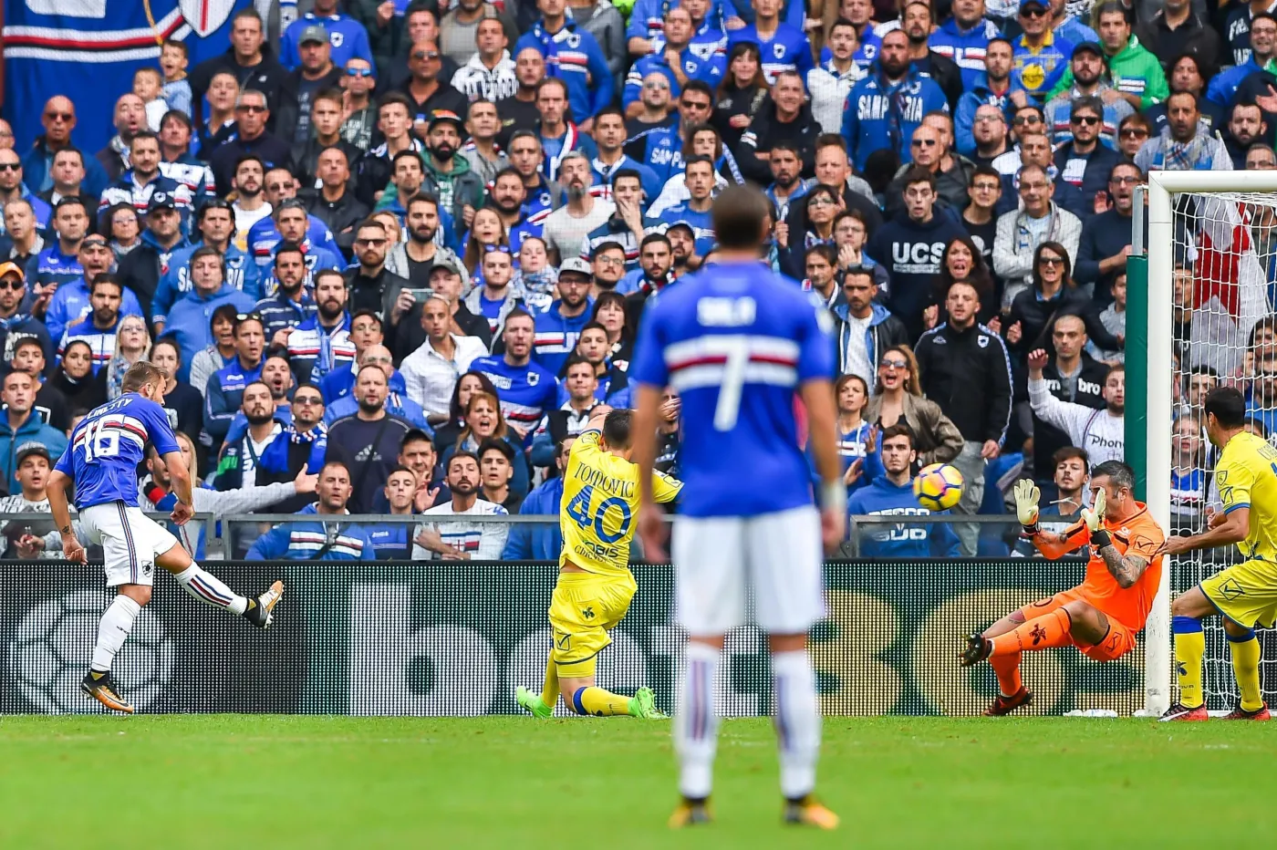 Karol Linetty strzela gola w meczu z Chievo