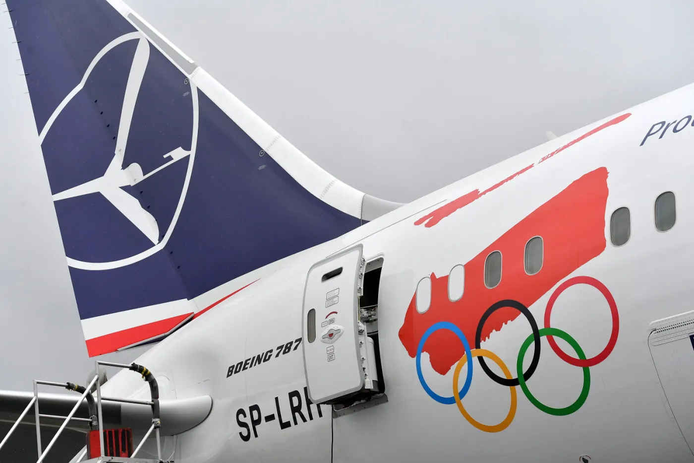 Samolot pasażerski PLL LOT - Boening 787 Dreamliner w specjalnym olimpijskim malowaniu