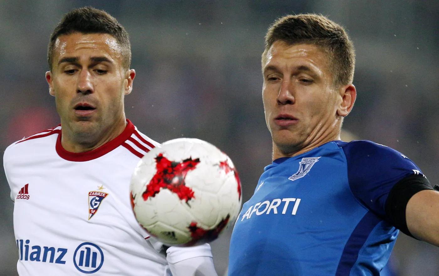 Piłkarz Górnika Zabrze Igor Angulo (L) i Rafał Janicki (P) z Lecha Poznań