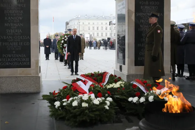 Donald Tusk składa kwiaty w czasie obchodów Święta Niepodległości. Z tłumu słychać gwizdy