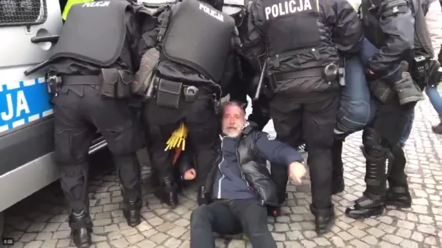 Policyjna interwencja przed Marszem Niepodległości. Obywatele RP zatrzymani [WIDEO]
