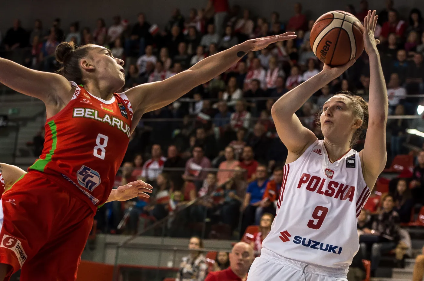 Zawodniczka reprezentacji Polski Anna Makurat (P) i Tatsiana Likharovich (L) z reprezentacji Białorusi