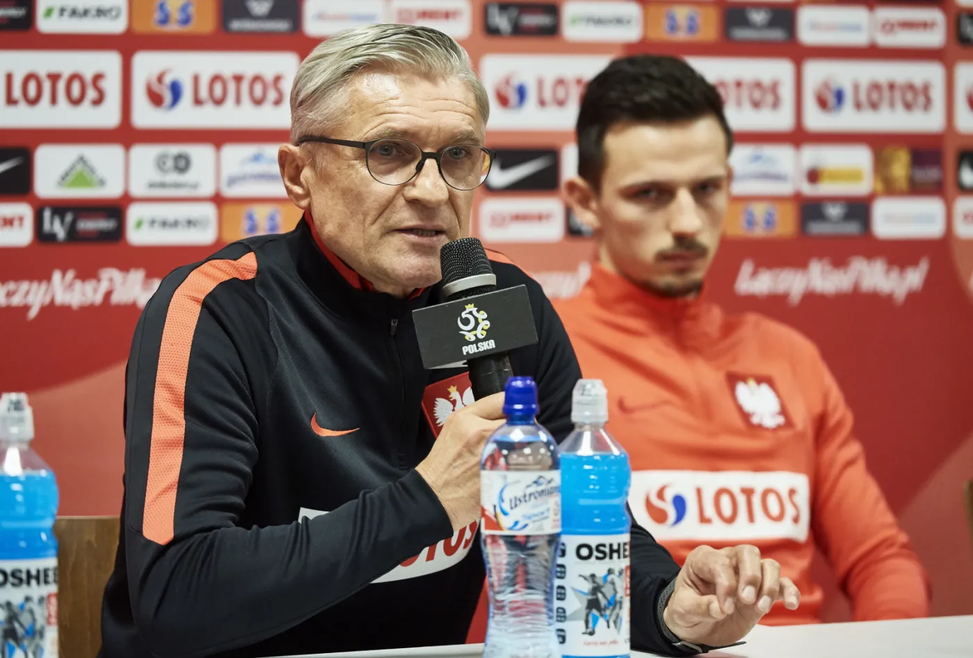 Trener piłkarskiej reprezentacji Polski Adam Nawałka (L) i piłkarz Rafał Wolski (P)