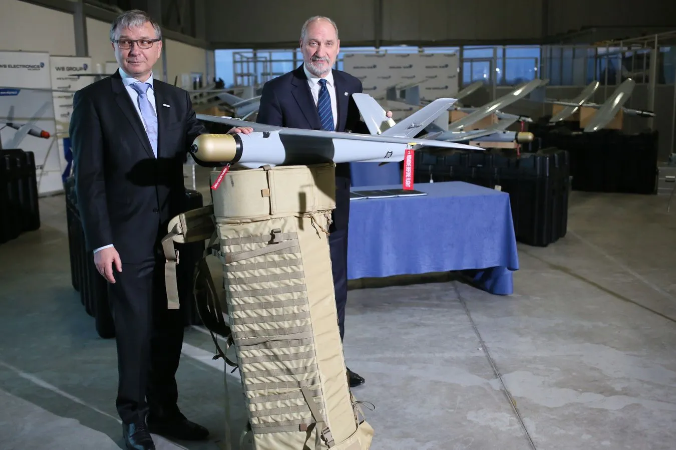 Antoni Macierewicz i prezes Grupy WB Electronics Piotr Wojciechowski podczas spotkania po podpisaniu umowy na dostawy zestawów Amunicji Krążącej WARMATE dla Sił Zbrojnych