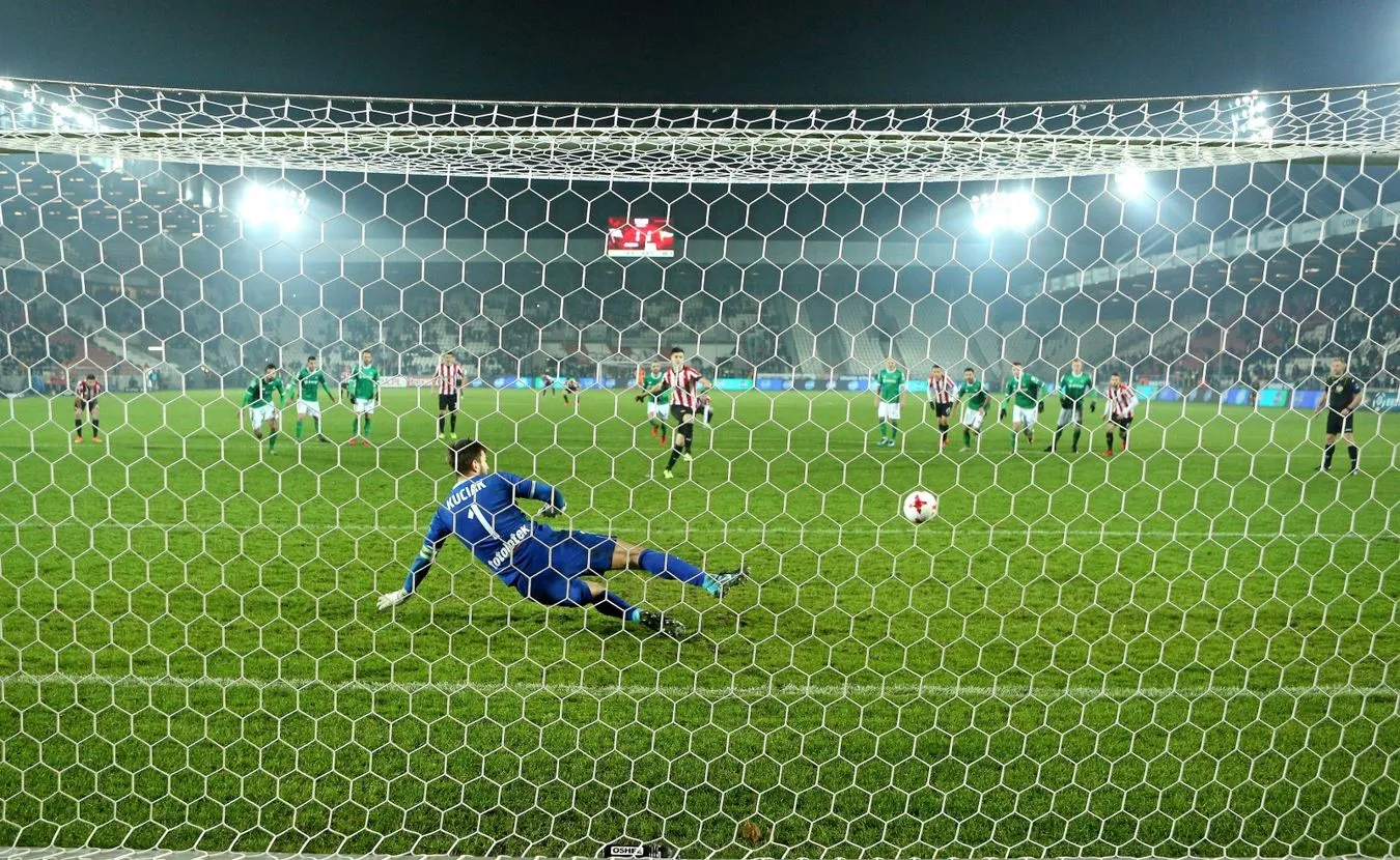 Piłkarz Cracovii Krzysztof Piątek pokonuje z rzutu karnego Dusana Kuciaka z Lechii Gdańsk