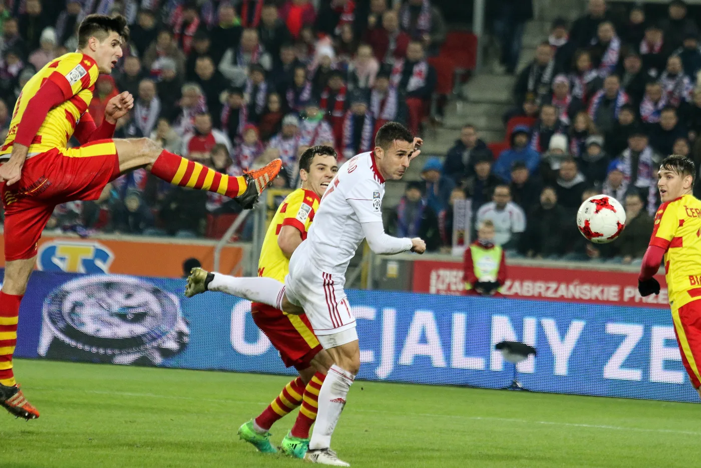 Piłkarz Górnika Zabrze Igor Angulo (C) strzela bramkę podczas meczu Ekstraklasy z Jagiellonią Białystok