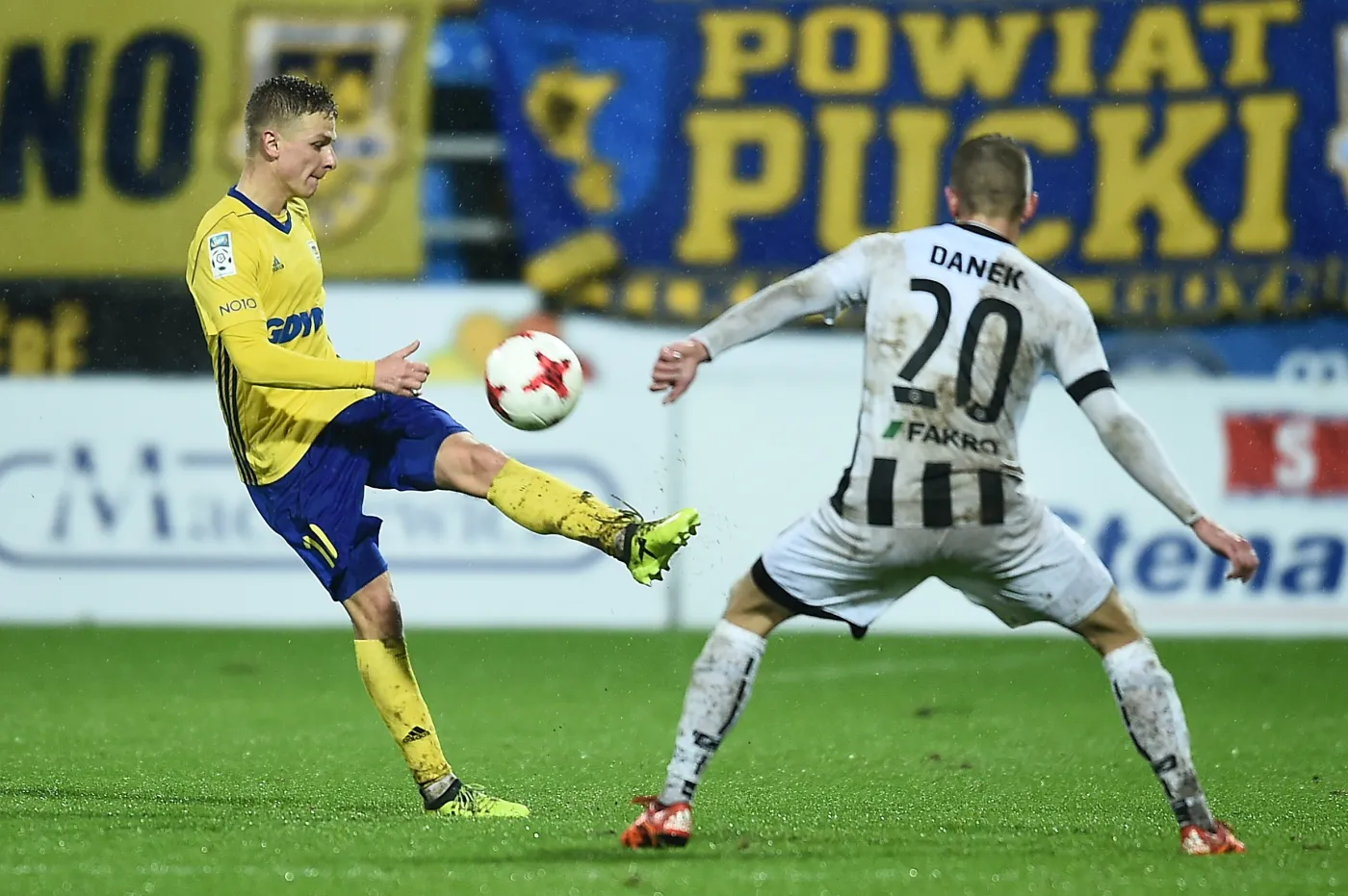 Piłkarz Arki Gdynia Mateusz Szwoch (L) i Adrian Danek (P) z Sandecji Nowy Sącz
