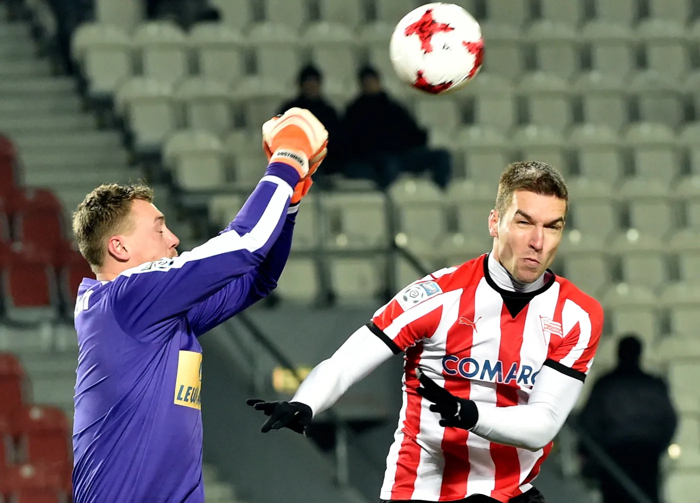 Piłkarz Cracovii Piotr Malarczyk (P) i bramkarz Maciej Gostomsk (L) z Korony Kielce
