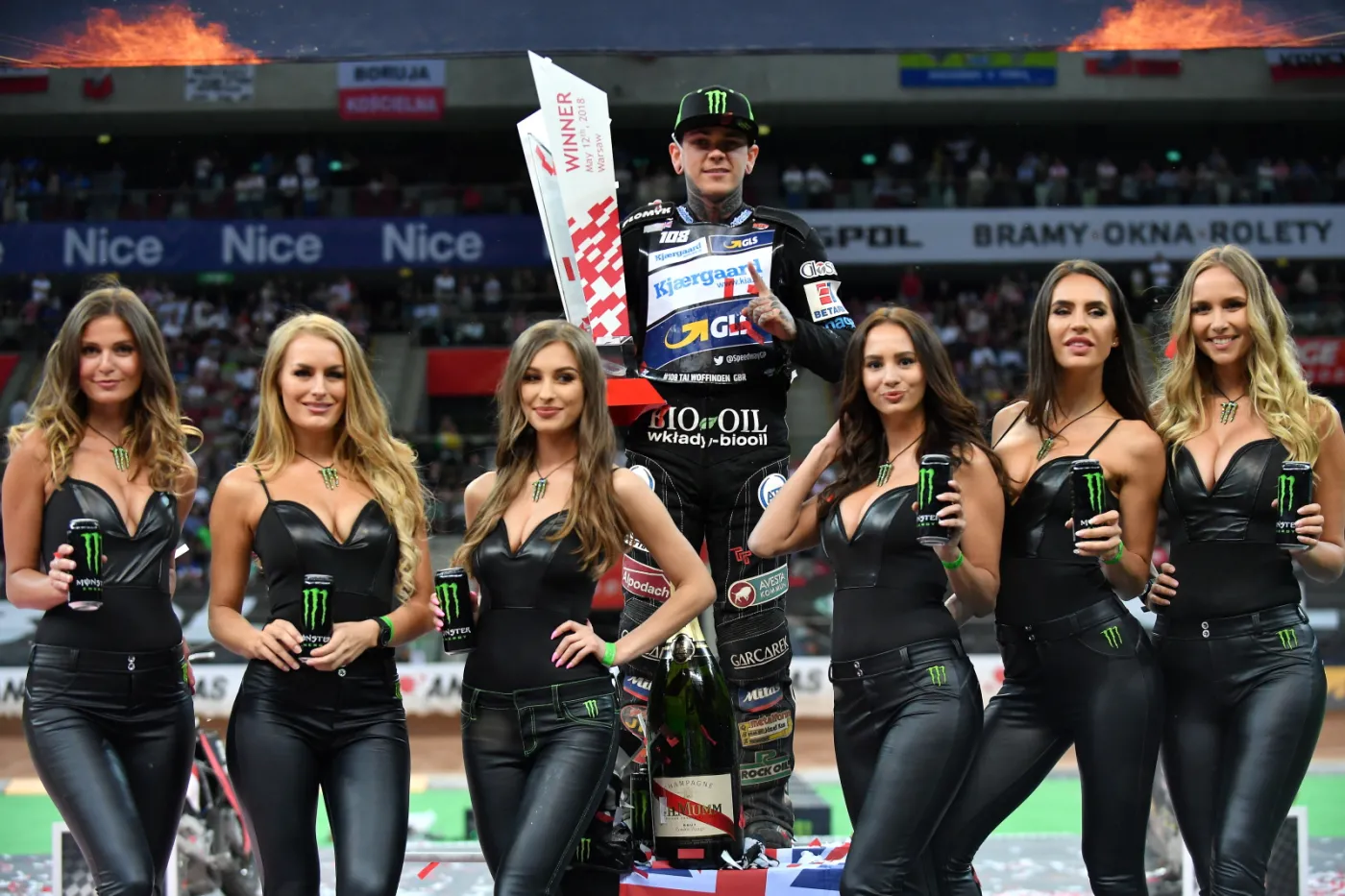 Brytyjczyk Tai Woffinden (C) wygrał żużlowe Grand Prix Polski w Warszawie