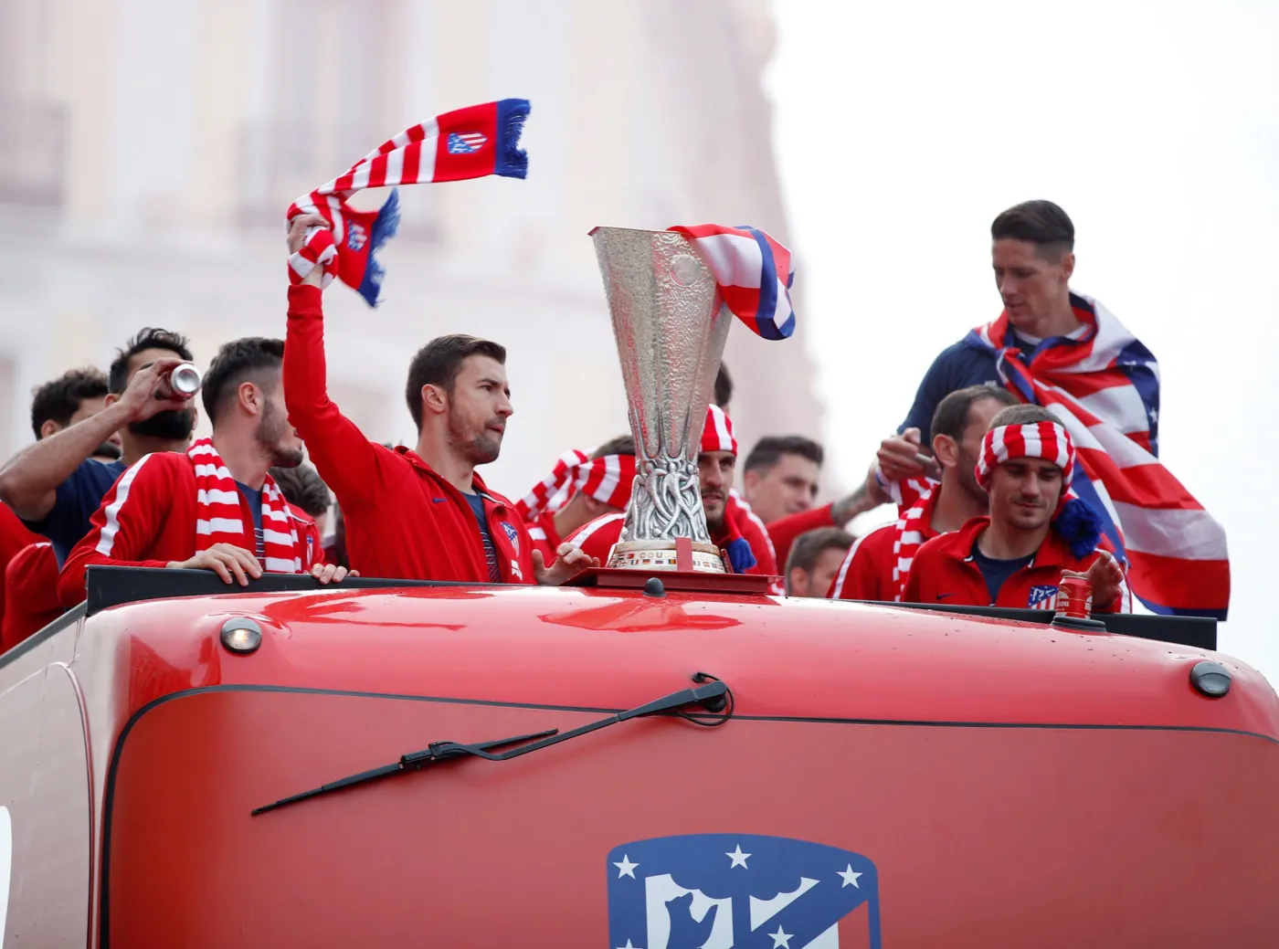 Feta w Madrycie po wygraniu Ligi Europejskiej. Piłkarze i kibice Atletico świętowali na ulicach stolicy Hiszpanii