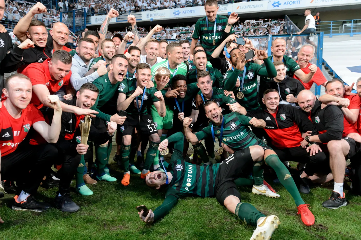 Piłkarze Legii Warszawa z medalami i pucharem, które otrzymali od swoich kibiców