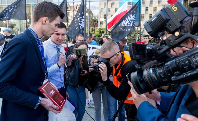 "Łupaszko to ludobójca!" na płocie. Młodzież Wszechpolska chce organizować patrole