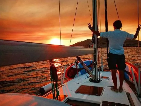 Adam Jakubczak na pokładzie jachtu / @jakubczakadam