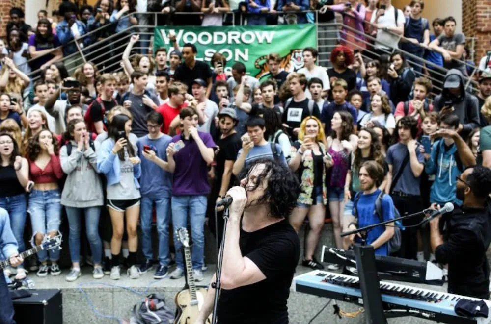 To było prawdziwe szaleństwo! Jack White zagrał koncert-niespodziankę na schodach szkoły w Waszyngtonie [WIDEO]