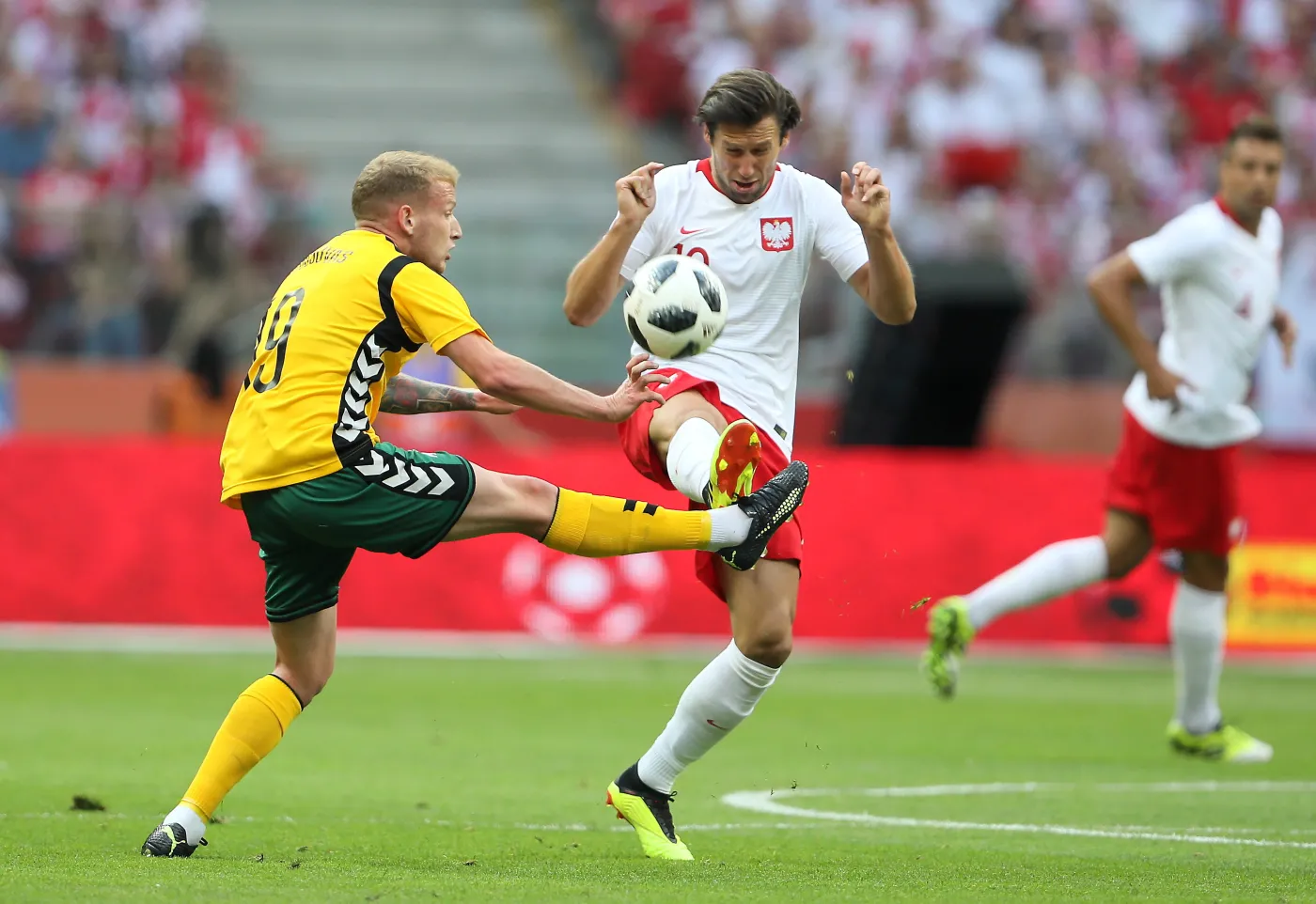 VAR pomógł kadrze Nawałki efektownie pokonać Litwę. Polacy zdali ostatni test przed mundialem