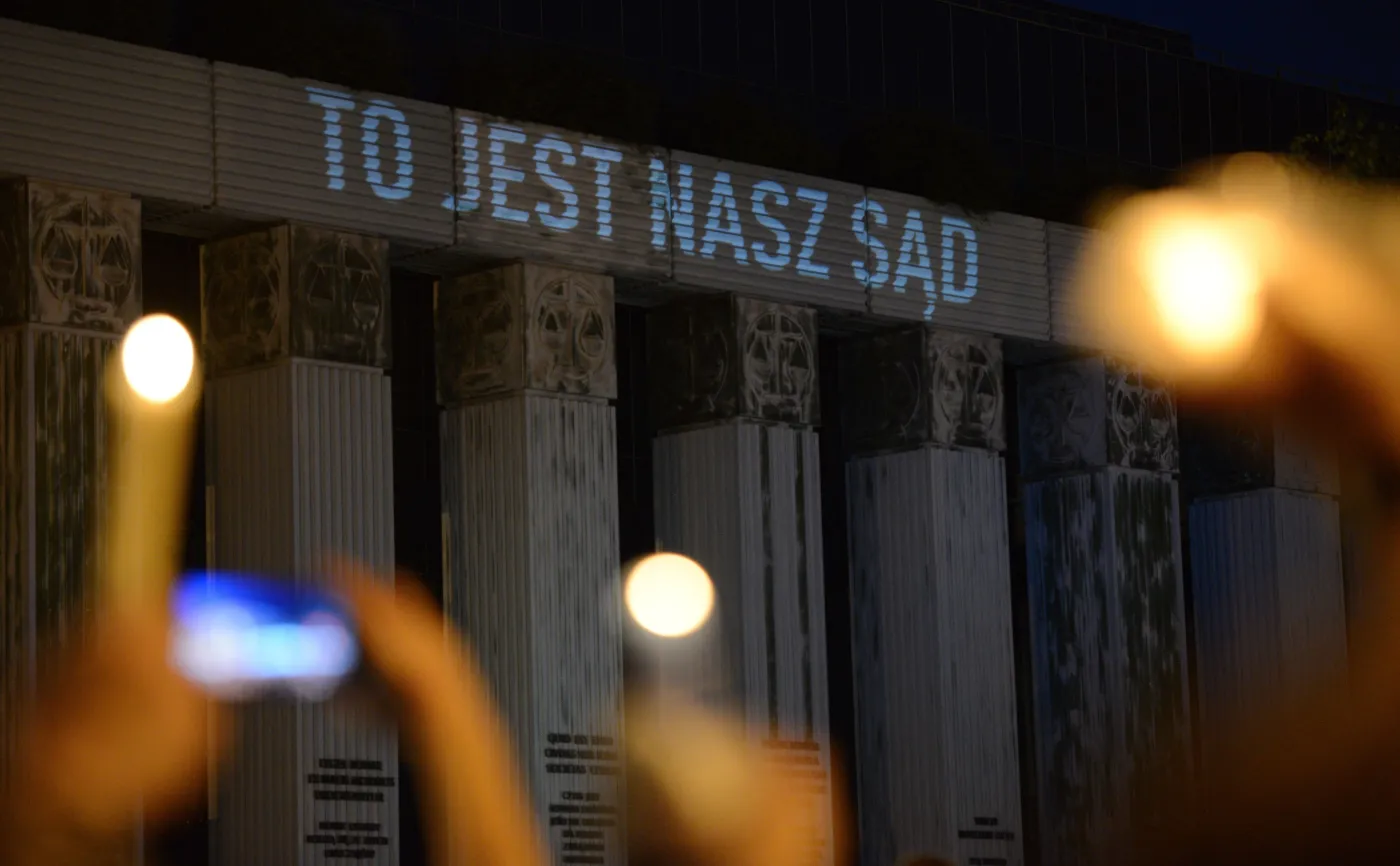Lipiec 2017, protest przed siedzibą SN "Łańcuch światła i czystych intencji" zorganizowany przez SSP "Iustitia" w związku z przyjętymi przez Sejm zmianami w Krajowej Radzie Sądownictwa i ustroju sądów powszechnych oraz ujawnionym w nocy projektem PiS ustawy o Sądzie Najwyższym