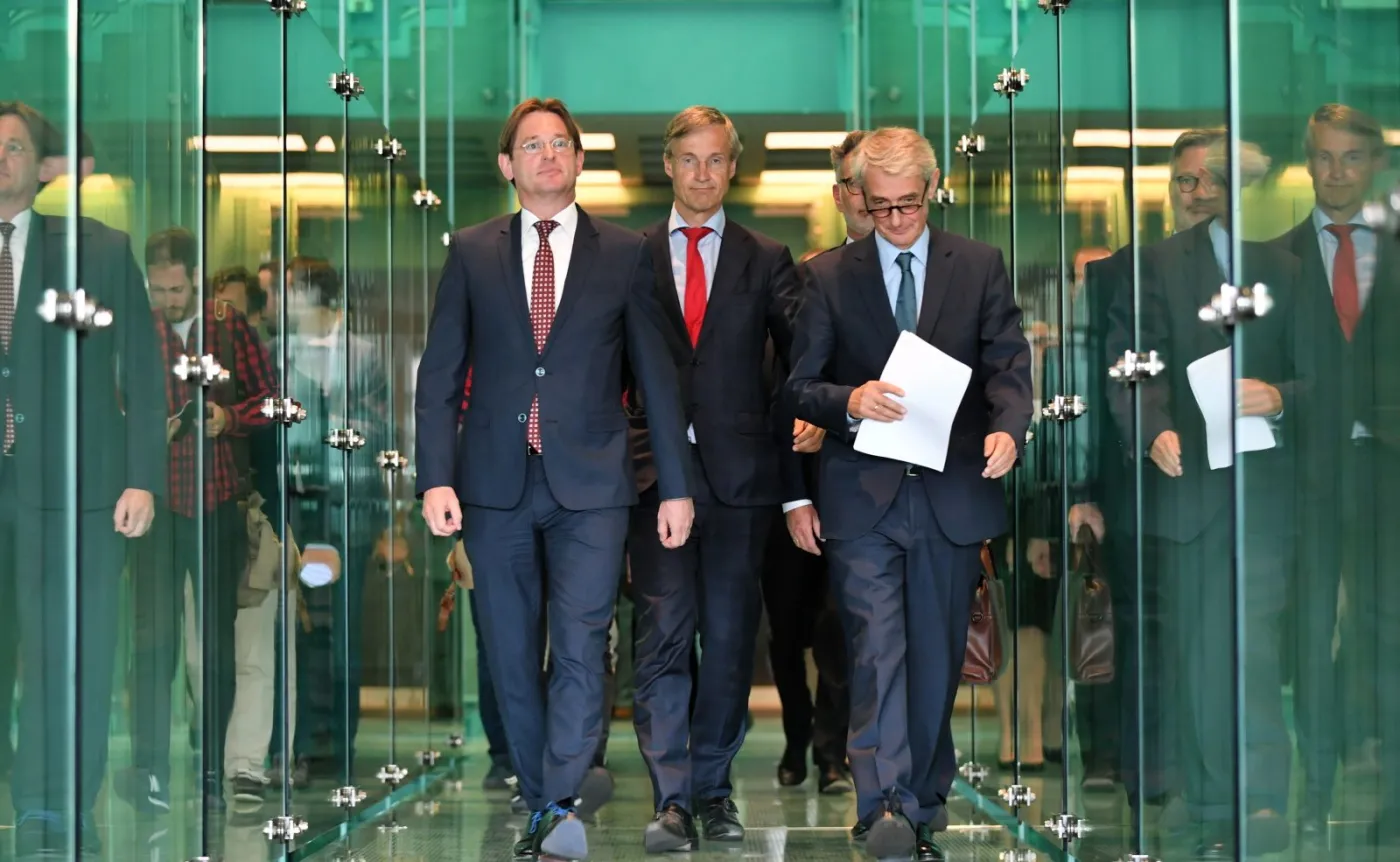 Rzecznik prasowy Sądu Najwyższego sędzia Michał Laskowski (P), prezes SN Holandii Maarten Feteris (C) i prezydent Europejskiej Sieci Rad Sądownictwa Kees Sterk (L) 