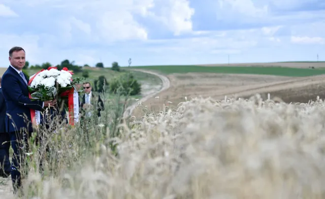 Prezydent Duda oddał hołd ofiarom rzezi wołyńskiej. "Relacje polsko-ukraińskie muszą opierać się prawdzie historycznej"