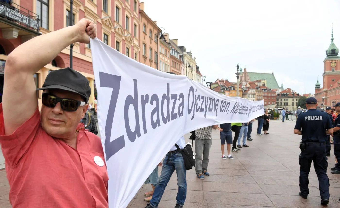  Obywatelskie Zgromadzenie Narodowe - manifestacja w obronier demokracji zorganizowana przez Komitet Obrony Demokracji, stowarzyszenie Obywatele RP, Ogólnopolski Strajk Kobiet i Warszawski Strajk Kobiet na pl. Zamkowym w Warszawie