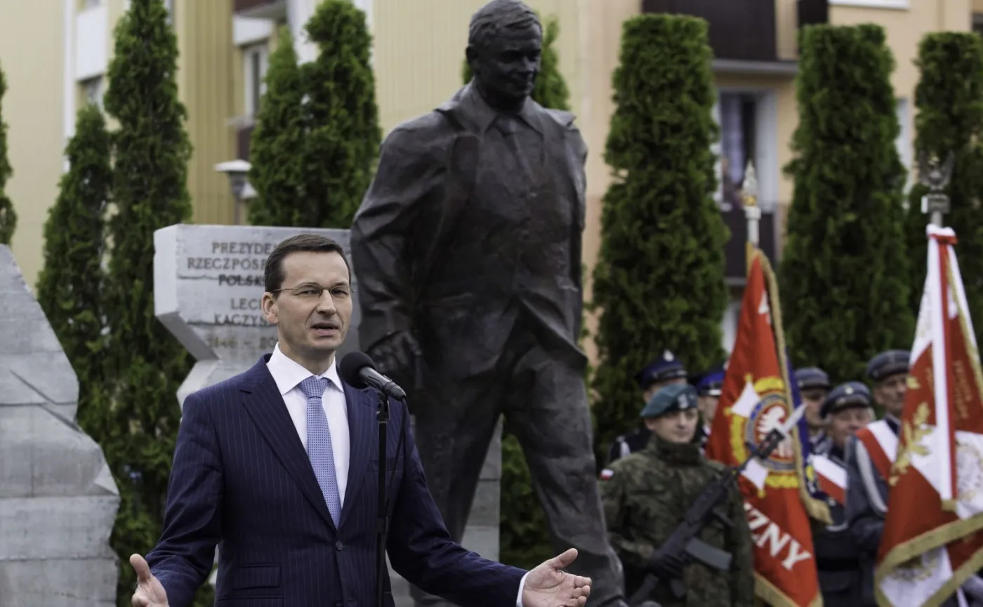 Premier Mateusz Morawiecki podczas uroczystości odsłonięcia pomnika śp. prezydenta RP prof. Lecha Kaczyńskiego i ofiar katastrofy smoleńskiej