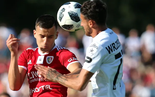 Piłkarz Zagłębia Sosnowiec Konrad Wrzesiński (P) i Patryk Dziczek (L) z Piasta Gliwice podczas meczu Ekstraklasy