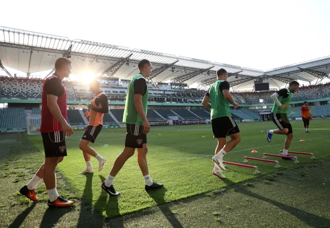 Piłkarze Spartaka Trnawy podczas treningu w Warszawie.