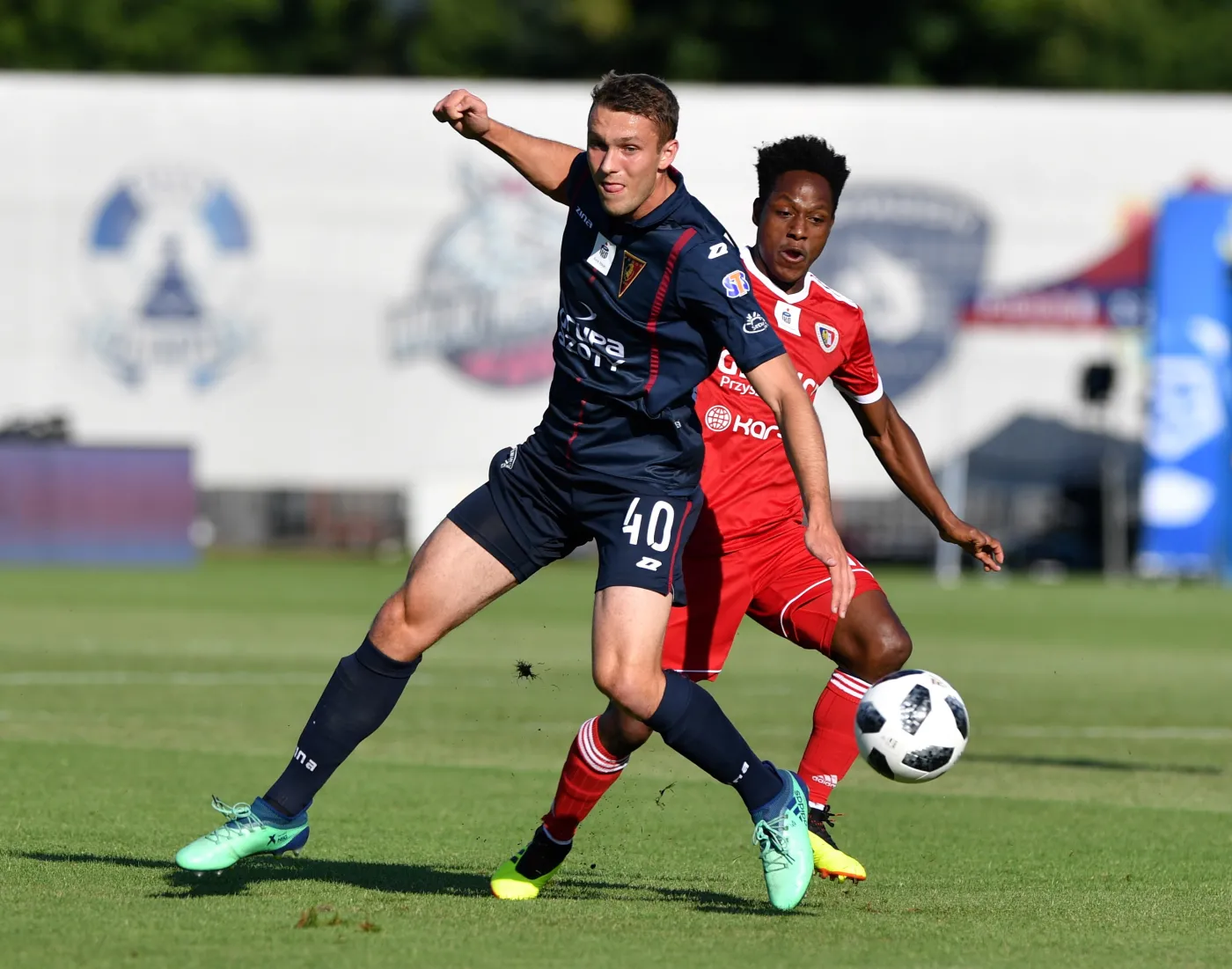 Zawodnik Pogoni Szczecin Sebastian Walukiewicz (L) i Joel Valencia (P) z Piasta Gliwice