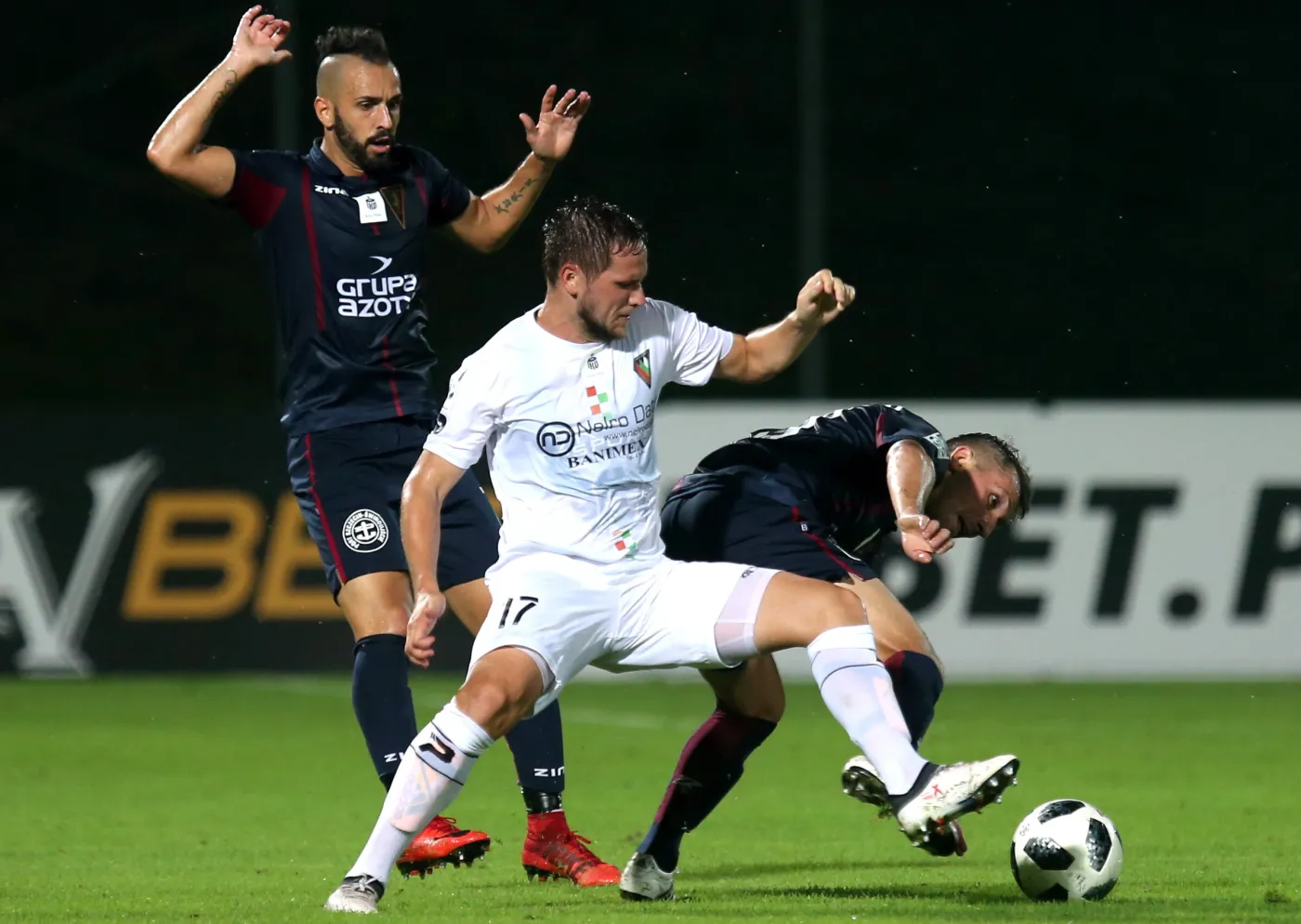 Piłkarz Zagłębia Sosnowiec Michael Heinloth (C) oraz Radosław Majewski (P) i Ricardo Nunes (L) z Pogoni Szczecin