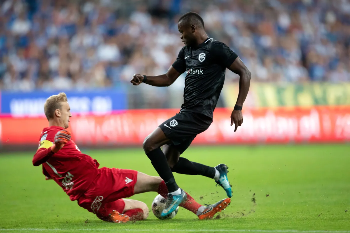 Bramkarz Lecha Poznań Jasmin Buric (L) i Mbwana Samatta (P) z KRC Genk