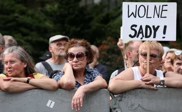 Dlaczego młodzież stoi z boku? Za przywódcami postrzeganymi jako upierdliwi sklerotycy, nie pójdą już tłumy [FELIETON]