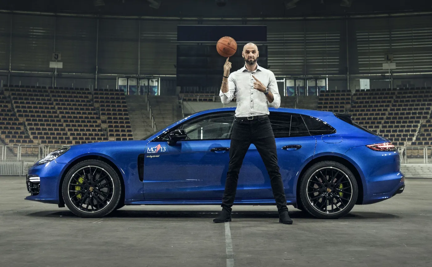 11308788-marcin-gortat-i-porsche-panamera.jpg