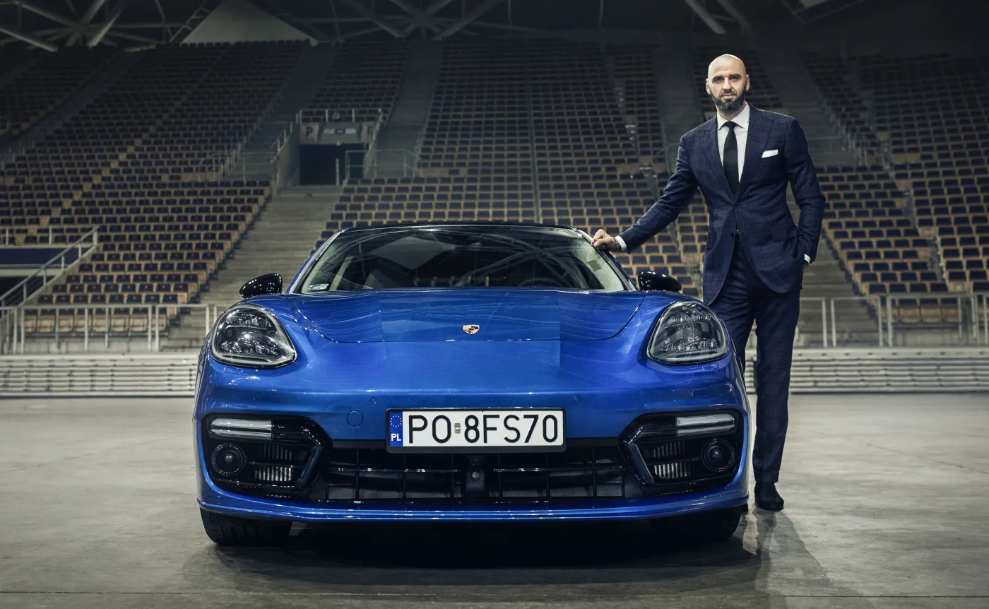 11308860-marcin-gortat-i-porsche-panamera.jpg