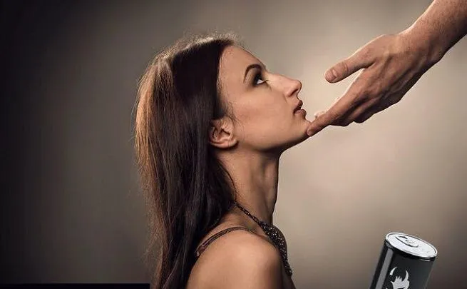 Fragment kontrowersyjnej reklamy napoju energetycznego