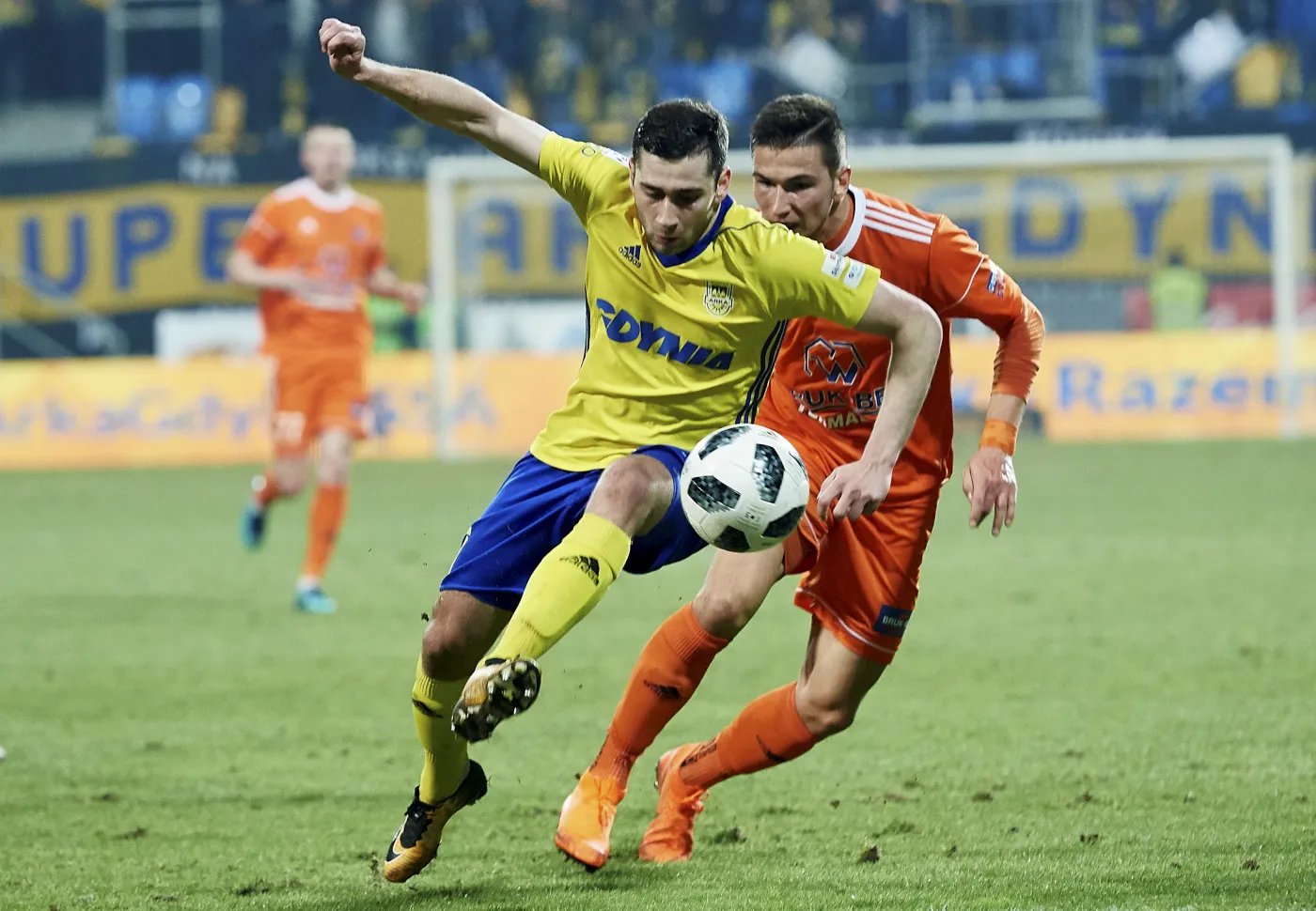 Zawodnik Arki Gdynia Luka Zarandia (L) i Vitalijs Maksimenko (P) z Bruk-Bet Termaliki Nieciecza