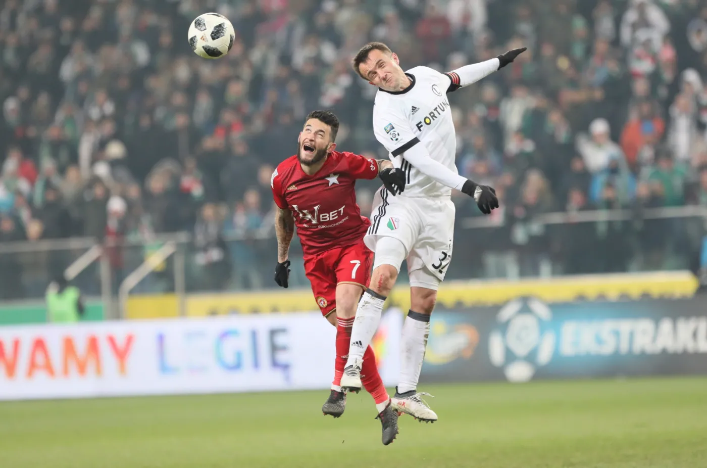 Zawodnik Legii Warszawa Miroslav Radović (P) i Pol Llonch (L) z Wisły Kraków