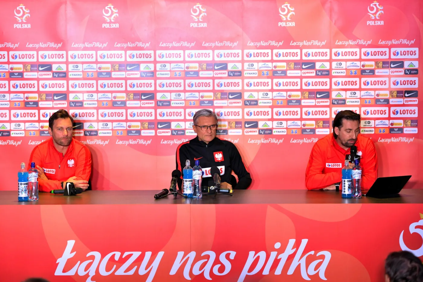 Trener piłkarskiej reprezentacji Polski Adam Nawałka (C), rzecznik prasowy Polskiego Związku Piłki Nożnej Jakub Kwiatkowski ( L) i dyrektor reprezentacji Tomasz Iwan (P)