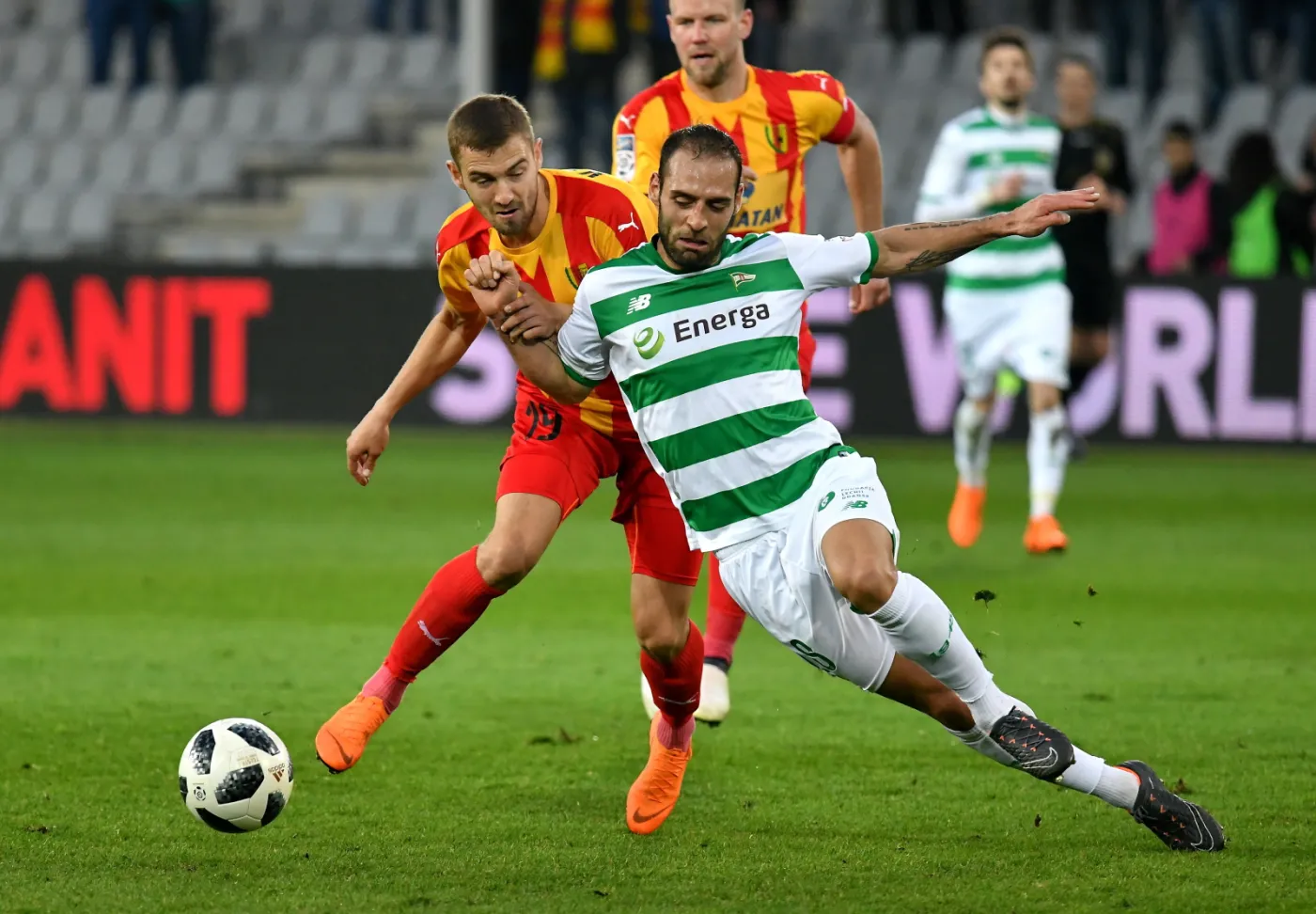 Piłkarz Korony Kielce Ken Kallaste (L) i Flavio Paixao (P) z Lechii Gdańsk