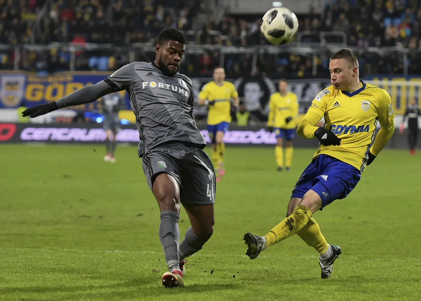 Piłkarz Arki Gdynia Michał Nalepa (P) i William Remy (L) z Legii Warszawa