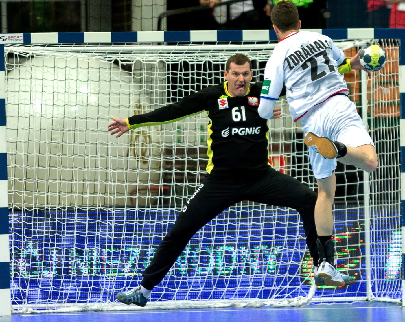 Bramkarz reprezentacji Polski Adam Malcher (L) i Czech Ondrej Zdrahala (P) 