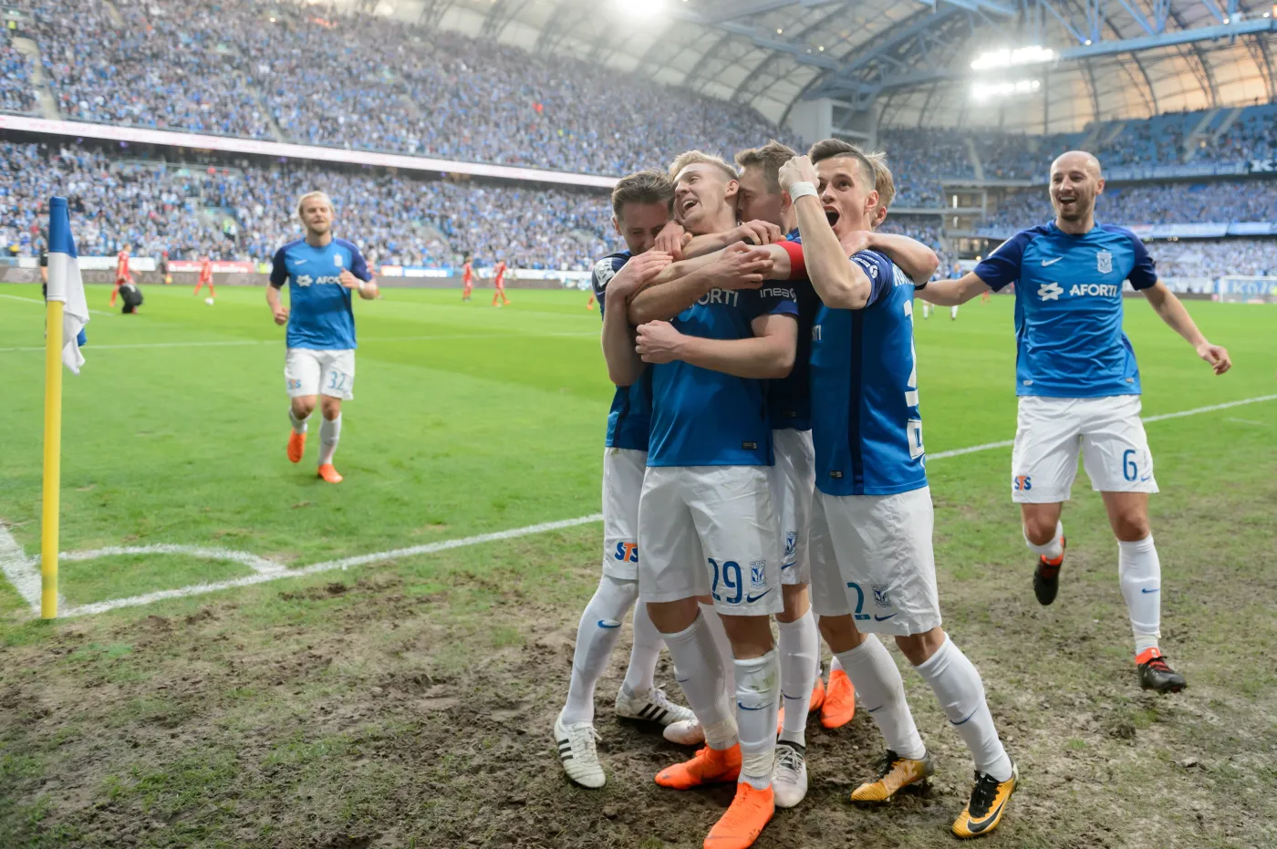 Radosław Majewski (L), Kamil Jóźwiak (2L), Maciej Gajos (3P), Wołodymyr Kostewycz (2P) i Łukasz Trałka (P) cieszą się z bramki strzelonej Górnikowi Zabrze