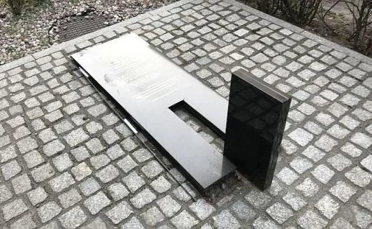 Zdewastowano tablicę poświęconą pamięci kaliskich Żydów. Kto pokryje koszt naprawy?