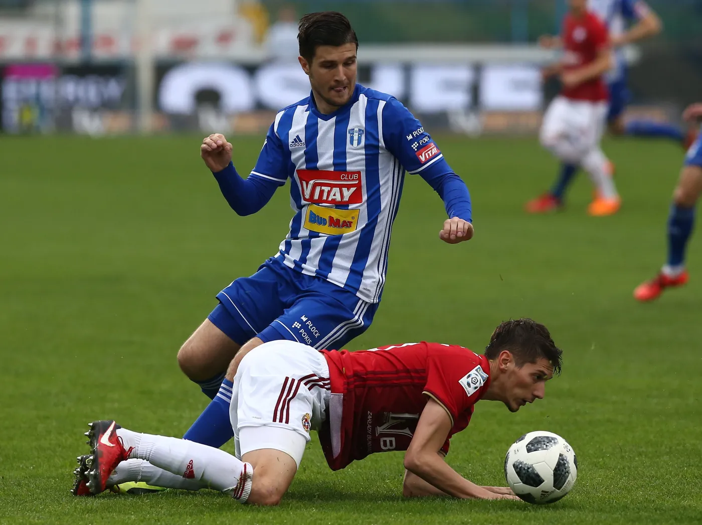 Zawodnik Wisły Płock Semir Stilic (L) i Zoran Arsenic (P) z Wisły Kraków
