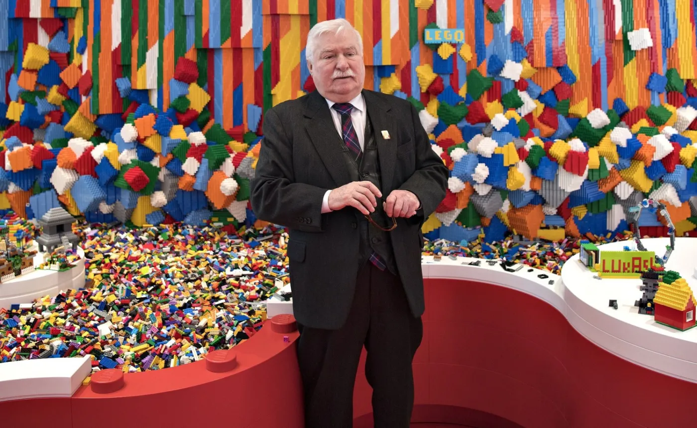 10916234-lech-walesa-lego-house-photo-lars.jpg