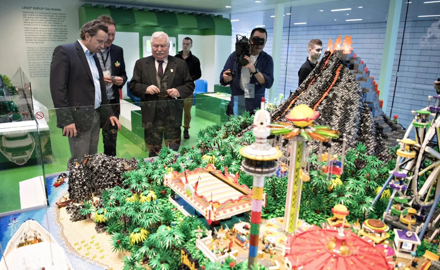 10916266-lech-walesa-lego-house-photo-lars.jpg